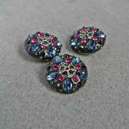 Пуговицы и брошь с инкрустацией кристаллами Swarovski: часть 1