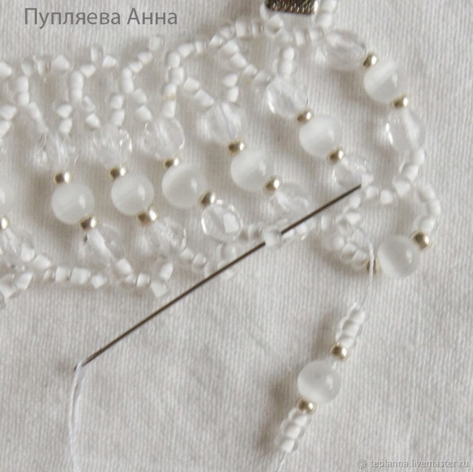 Белоснежное колье с бусинами своими руками