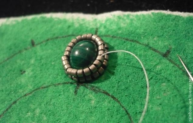 Вышитый бисером кулон "Подкова": часть 1