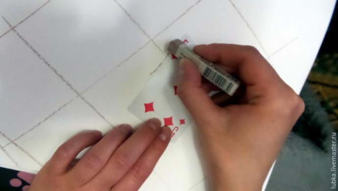 Расписываем стульчик в стиле "Алиса в стране чудес": часть 1