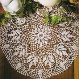 Вязаная салфетка с листьями