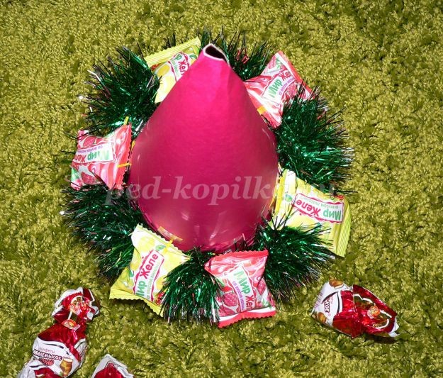 Делаем ёлочку из конфет и мишуры к новому году