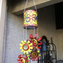 Подвесные украшения из консервных банок