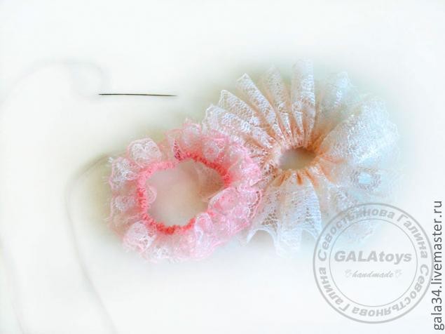 ​Броши из натурального льна и кружева, с элементами декупажа