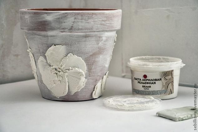 ​Декорируем кашпо акриловой рельефной пастой