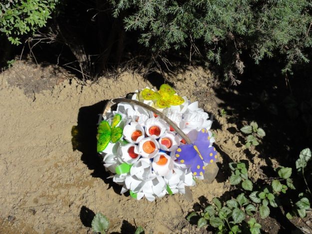 Корзина с цветами из бросового материала: часть 2 Корзина с цветами из бросового материала: часть 2