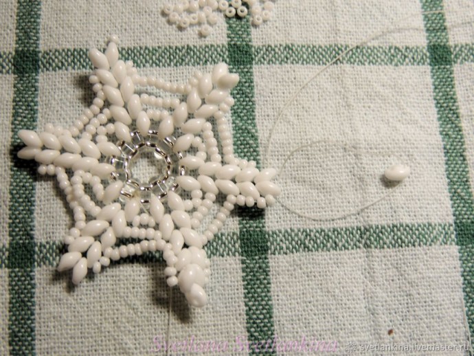 Зимний вальс из бисера и твина Зимний вальс из бисера и твина