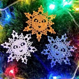 Вяжем снежинку с личиком крючком