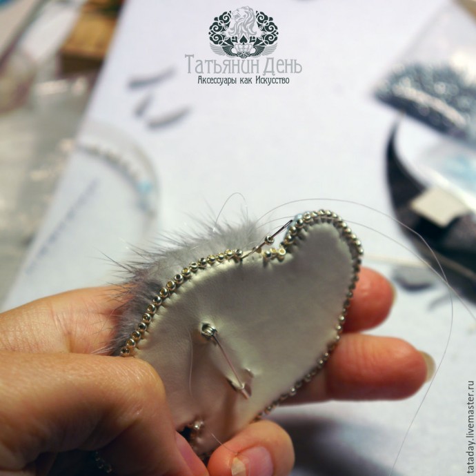 Создаем шикарную зимнюю брошь с мехом: часть 3