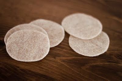 Декор подушки фетровым цветочков