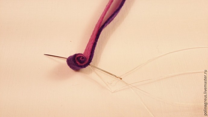 Этюд в малиновых тонах: фетровое колье