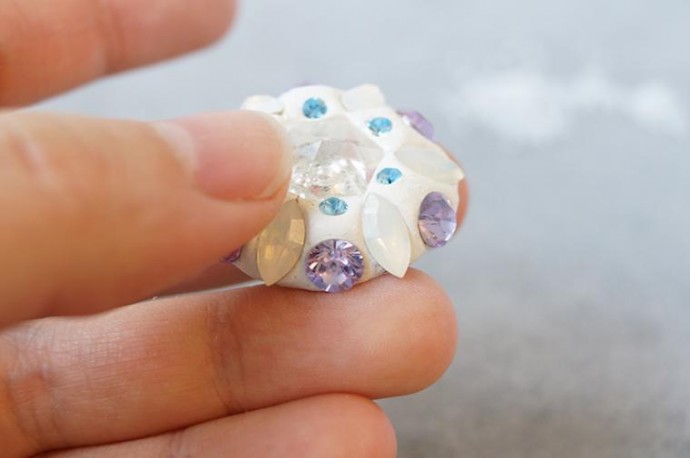 Пуговицы и брошь с инкрустацией кристаллами Swarovski