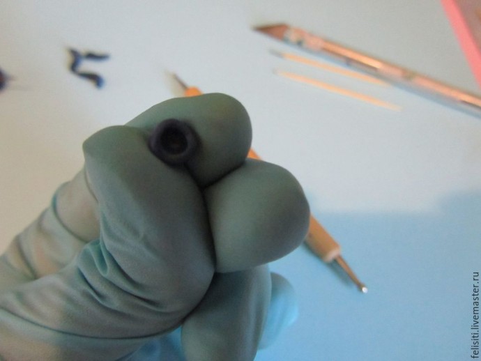 Кулон из полимерной глины и бирюзы