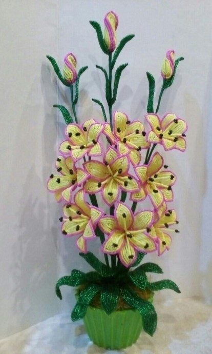 Лилия из бисера