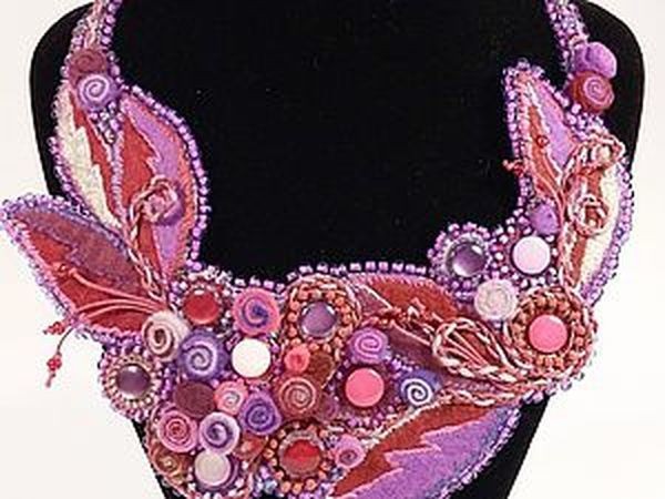 Этюд в малиновых тонах: фетровое колье