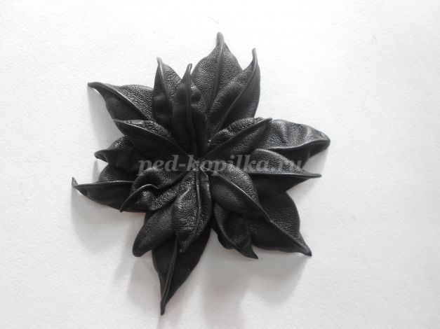 Цветок из кожи