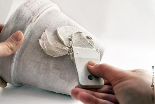 ​Декорируем кашпо акриловой рельефной пастой