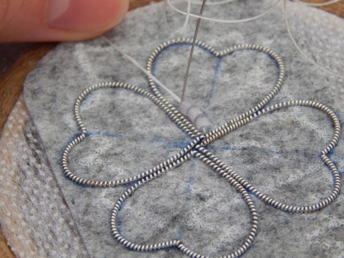 Создание броши "Клевер" из бисера: мастер-класс, часть 2