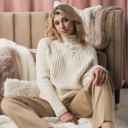 ​Джемпер с резинкой и косами