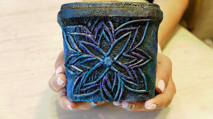 Декорируем радужный горшочек из пластикового ведерка и салфеток