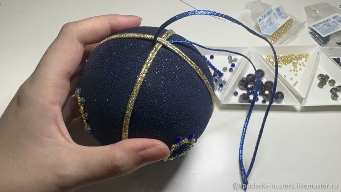 ​Новогодний шар с оплетёнными бисером кристаллами риволи: часть 4