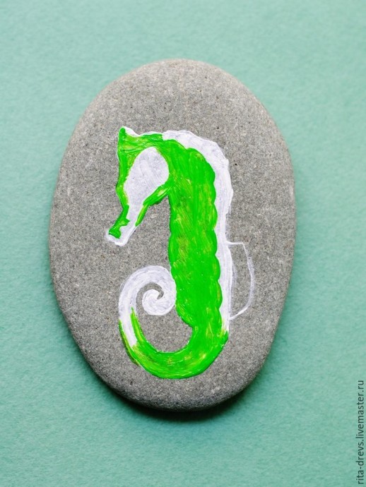 Рисуем яркого морского конька акриловыми красками на камне Рисуем яркого морского конька акриловыми красками на камне