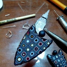 Создаем стильные серьги из полимерной глины с квадратными узорами: часть 2