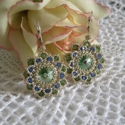 Новогодние украшения с двухъярусными цветами