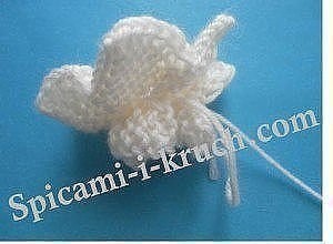 ​Вязаный спицами цветочек