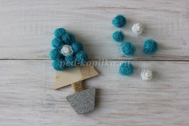 Ёлочка магнит на холодильник из сизаля