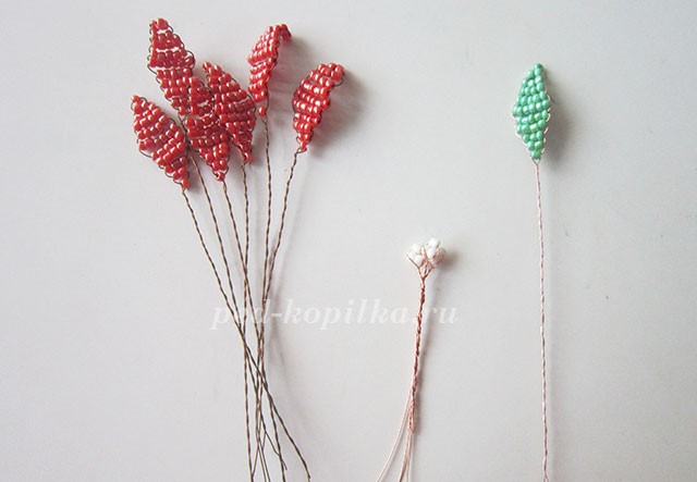 Цветок из бисера