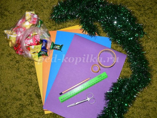 Делаем ёлочку из конфет и мишуры к новому году