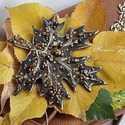 Листья желтые по городу кружатся