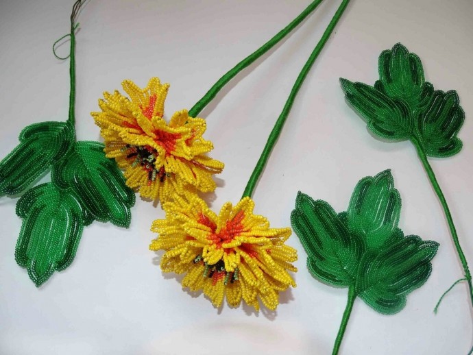 Цветочная композиция из бисера и рубки