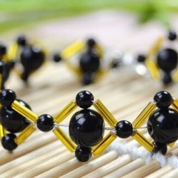 ​Яркий браслет из бисера