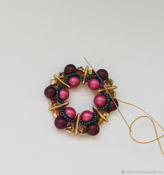 Делаем брошь-кулон из бисера и бусин-полумесяцев: часть 1