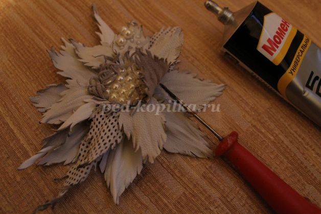 Брошь из обрезков натуральной кожи: мастер-класс, часть 5