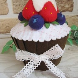 Клубничный кекс из фетра