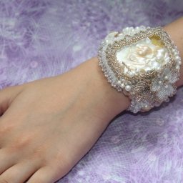 Как посадить вышитый браслет на металлическую основу