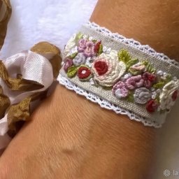 Мастерим летний браслет с вышивкой