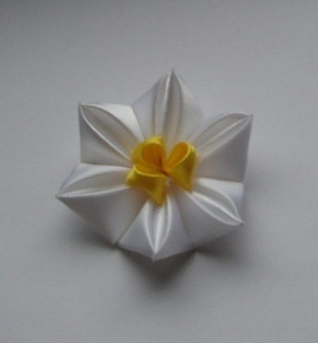 Нарциссы из атласных лент