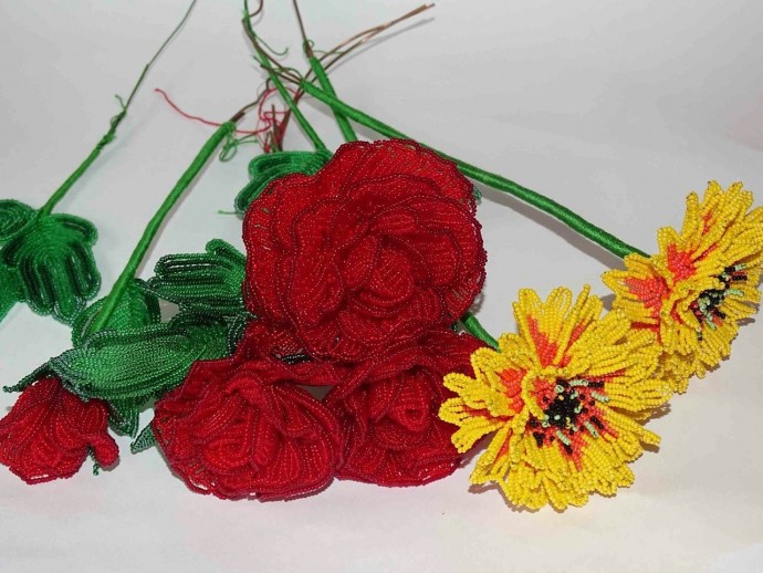 Цветочная композиция из бисера и рубки