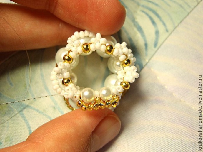 Делаем милого ангелочка из бисера: часть 3