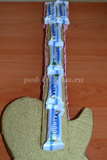 Гитара из конфет: мастер-класс, часть 3 Гитара из конфет: мастер-класс, часть 3