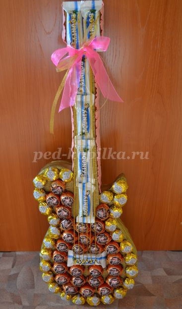 Гитара из конфет: мастер-класс, часть 4