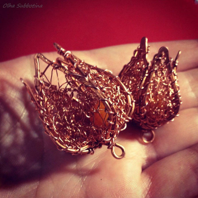 Процесс создания физалисов из медной проволоки