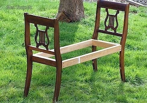 ​Скамейка из старых стульев