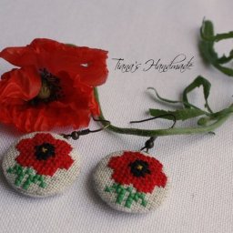 Создаем серьги с вышитыми красными маками