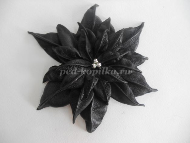 Цветок из кожи