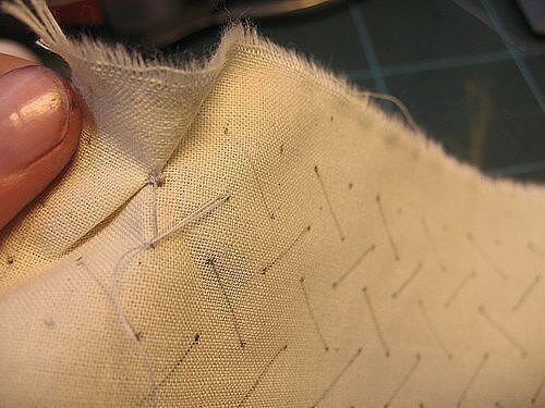 ​Декоративная подушка с невероятными переплетениями